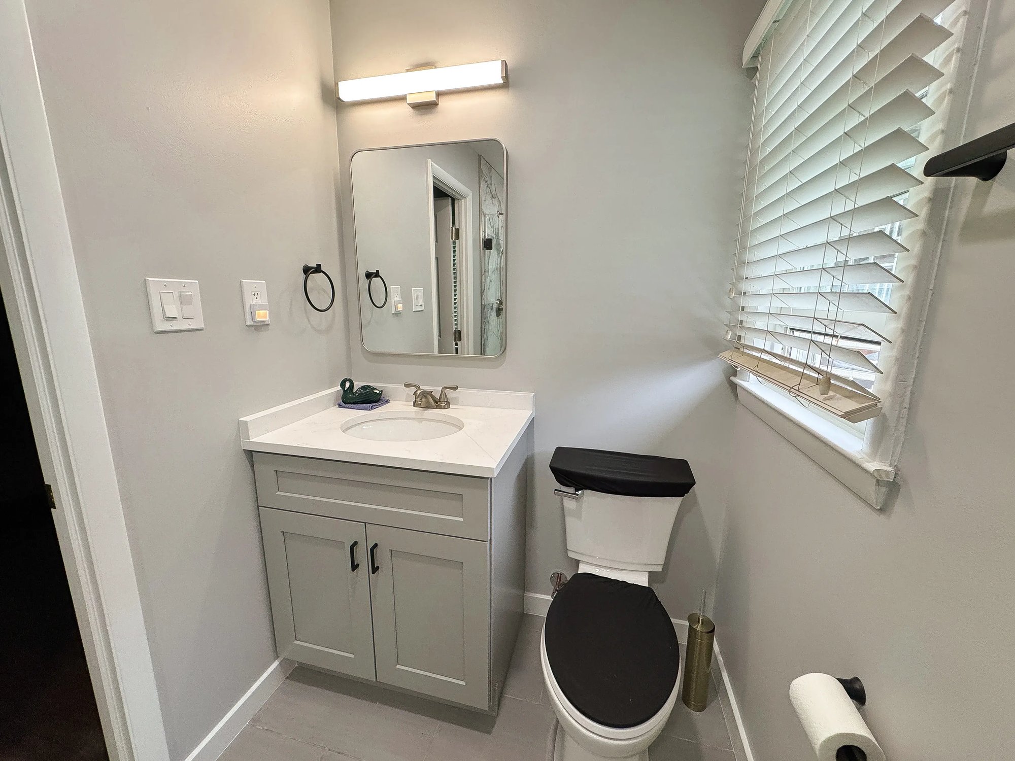 3306 Courtleight_master bathroom-01_2_11zon