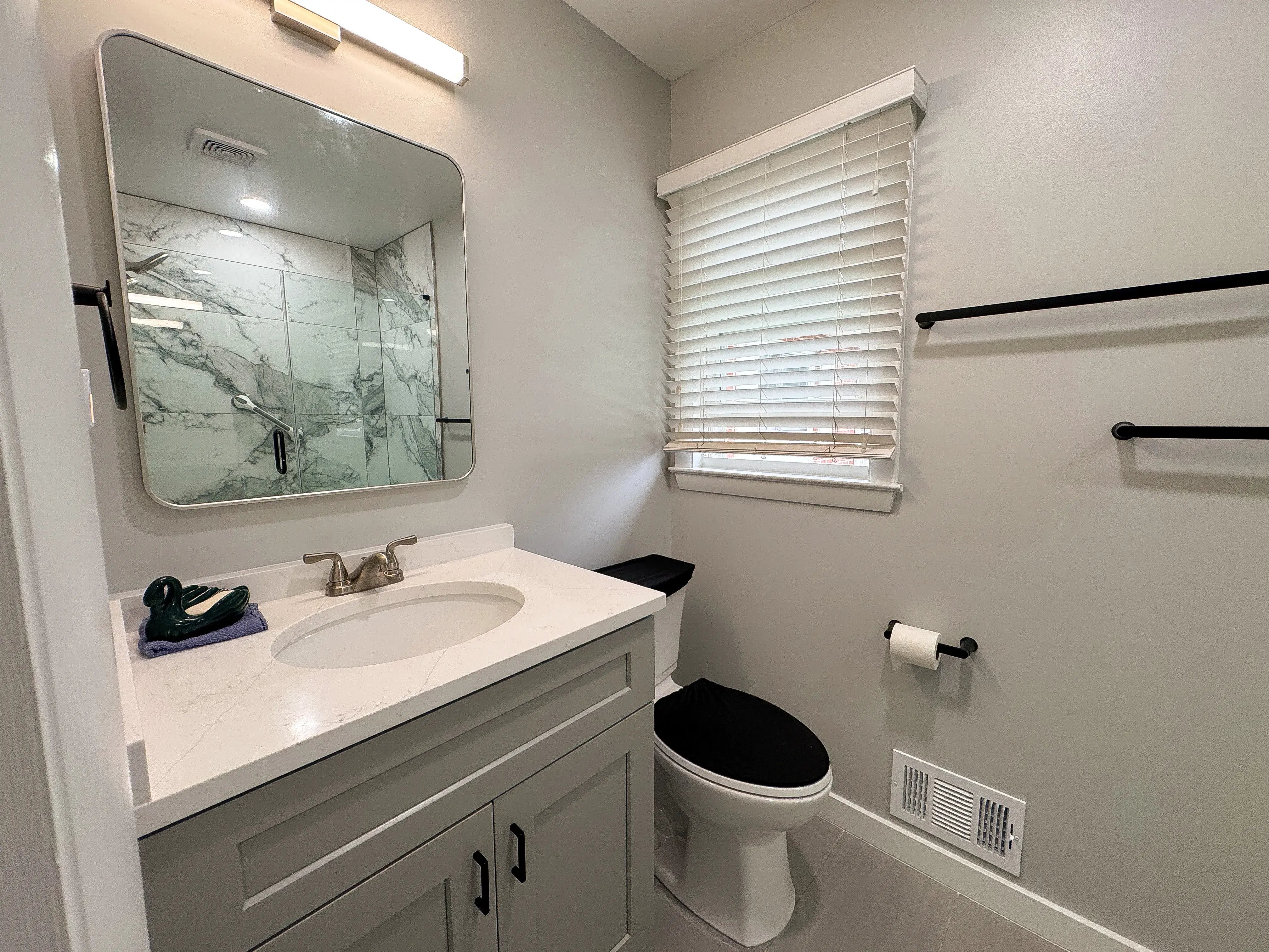 3306 Courtleight_master bathroom-06_7_11zon